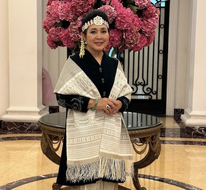 Serunya Titiek Soeharto Saat Panen Lengkeng dan Masak Steak Bareng Keluarga