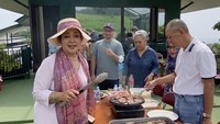 Momen kumpul keluarga sering dijadwalkan putra putri presiden Soeharto. Mereka kerap mengisinya dengan agenda BBQ dimana mereka makan dan masak bersama. Foto: Instagram titieksoeharto