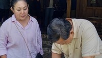 Titiek Soeharto mendampingi Prabowo saat menuliskan ucapan untuk pembukaan Waroeng Kopi Klotok Cisarua miliknya. Momen ini berlangsung pada 19 Januari 2022. Foto: Instagram titieksoeharto