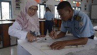 Suasana pembelajaran di gedung SMKN 7 Palu. Siswa sedang praktik pelajaran ilmu pelayaran datar untuk membawa/melayarkan kapal dengan menggunakan peta manual serta menggunakan benda2 yg ada di darat (gunung, tanjung, pulau, mercusuar sebagai patokannya). Foto: Humas Kemdikbud