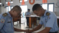 Kompetensi yg diharapkan dari pelajaran ilmu pelayaran datar yakni taruna dapat membuat trek pelayanan, menentukan pedoman haluan, menghitung jarak tempuh, menentukan waktu tiba, dan menentukan posisi kapal pada peta saat berlayar. Foto: Humas Kemdikbud