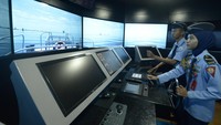 Situasi saat siswa SMKN 7 Palu sedang praktik dengan simulator kapal. Foto: Humas Kemdikbud