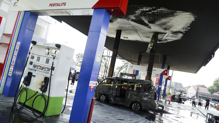 Suasana seusai kebakaran di SPBU Jalan Lingkar Selatan, Kota Sukabumi, Jawa Barat, Rabu (1/11/2023). Kebakaran tersebut menyebabkan satu unit mobil angkutan umum hangus terbakar dan satu dispenser pengisian BBM hangus. ANTARA FOTO/Henry Purba/agr/foc.