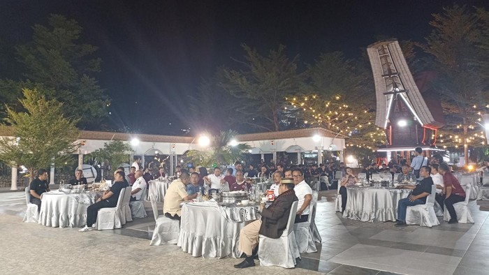 Suasana makan malam bersama Pj Gubernur Sulsel Bahtiar dengan skuad PSM Makassar.