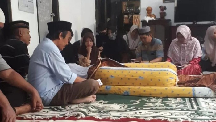 Jenazah Agus Rama disemayamkan di rumah duka.