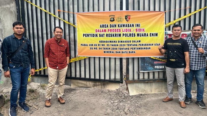 Tambang batu bara ilegal di Muara Enim disegel polisi pasca pembongkaran..