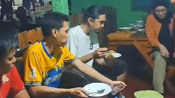 Tangkapan layar Duta So7 makan bareng warga usai turnamen voli di Ganjuran, Condongcatur, Depok, Sleman, Selasa (31/10/2023).