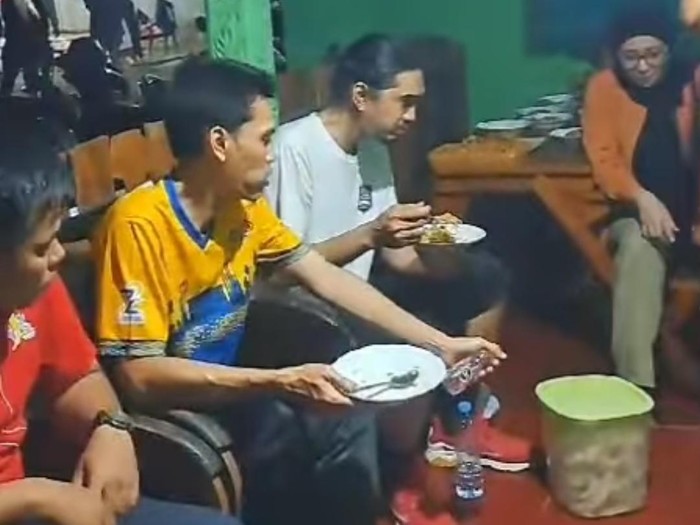 Tangkapan layar Duta So7 makan bareng warga usai turnamen voli di Ganjuran, Condongcatur, Depok, Sleman, Selasa (31/10/2023).