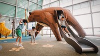 Untuk anak-anak, 2 Bears Hideout menawarkan pengalaman bermain yang menarik dan penuh petualangan. Sebagai catatan, T2 adalah terminal pertama di Changi yang memperkenalkan Special Assistance Lanes otomatis di imigrasi kedatangan dan keberangkatan bagi penyandang disabilitas dan anak-anak. (dok. Changi Airport Group)