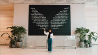 Buat traveler yang hobi foto-foto, setiap sudut Terminal 2 Changi disediakan spot foto yang cantik seperti ini. Kalian tidak akan kehabisan spot menarik untuk diunggah di media sosial. Keren! (dok. Changi Airport Group)