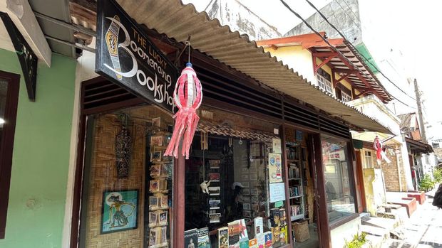 The Lucky Boomerang Bookshop toko buku di Kampung Internasional Sarkem Jogja. Toko buku ini menjual buku bekas dan juga kerajinan. Foto diambil Senin (30/10/2023).