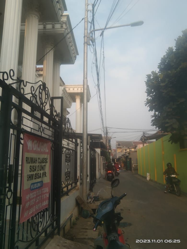 Tiang listrik baru dipasang di dekat SMPN 223, Pasar Rebo, Jaktim, 1 November 2023. (Dok Istimewa)
