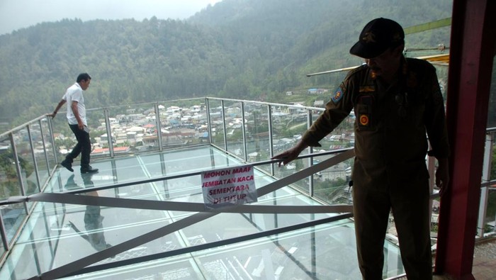 Petugas memeriksa wahana kaca di Obyek Wisata Baron Hill, Guci, Kabupaten Tegal, Jawa Tengah, Rabu (1/11/2023). Dinas Penanaman Modal Dan Pelayanan Terpadu Satu Pintu (DOMPTSP) Kabupaten Tegal menutup tiga wahana kaca yang berada di Obyek Wisata Guci terkait kecelakaan pecah kaca di Kabupaten Banyumas yang mengakibatkan satu pengunjung meninggal. ANTARA FOTO/Oky Lukmansyah/foc.