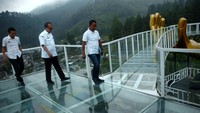Petugas memeriksa wahana kaca di Obyek Wisata The Geong yang ditutup, Guci, Kabupaten Tegal, Jawa Tengah, Rabu (1/11/2023).  