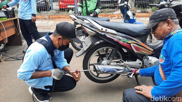 Tilang uji emisi di Jakarta. (Annisa Aulia Rahim/detikcom)