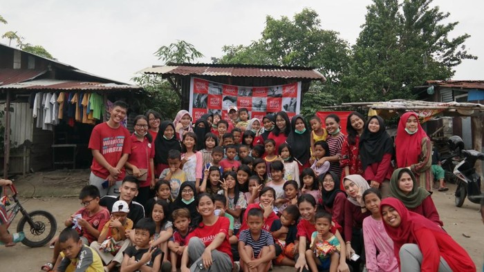 Tim Komunitas Kejar Mimpi Medan bersama anak-anak yang ada di Sanggar Sasude usai kegiatan 2019 lalu. (Foto: Dok. Kejar Mimpi Medan)
