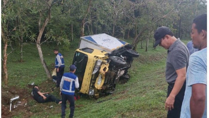 Truk Boks Terguling di Tol Jagorawi Arah Bogor, 2 Orang Luka-luka (dok Istimewa)