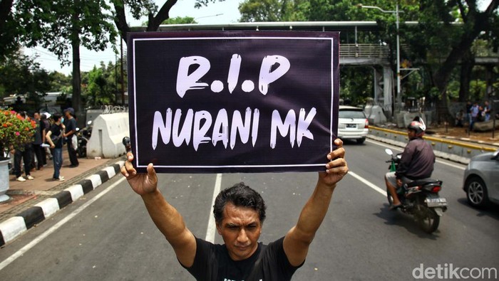 Turunkan Ketua MK Menggema di Patung Kuda Koalisi Rakyat Kawal MK gelar aksi di Patung Kuda, Jakarta, terkait putusan MK soal ambang batas usia capres/cawapres. Mereka membawa spanduk turunkan ketua MK.