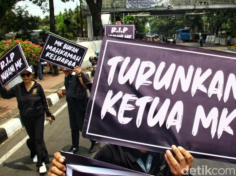 Turunkan Ketua MK Menggema di Patung Kuda