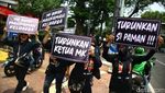 Turunkan Ketua MK Menggema di Patung Kuda