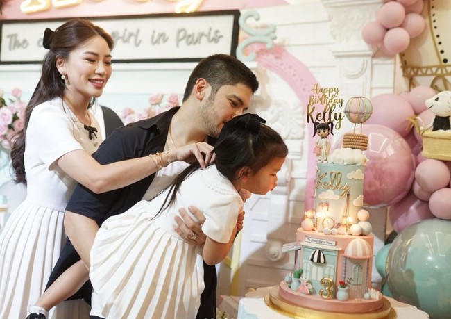 Kelly sendiri merupakan anak dari Kezia Toemion dan Bambang Aditya Trihatmanto, putra Bambang Trihatmodjo.Di pesta perayaan ulang tahun Kelly terlihat Kezia dan suaminya itu hadir menemani anaknya. Foto: Instagram/@keziatoemion