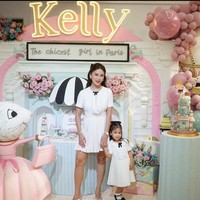 Kezia dan Kelly tampil kompak mengenakan dress berwarna putih. Dress tersebut dipermanis dengan pita hitam kecil di tengah dadanya. Rambut pasangan ibu dan anak itu juga tampak diikat setengah dan diberi hiasan berupa pita hitam. Foto: Instagram/@keziatoemion