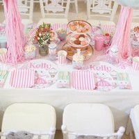 Didominasi oleh warna putih dan merah muda, meja panjang di perayaan ultah Kelly itu tampak sudah didekorasi sedemikian rupa. Terdapat juga balon-balon berwarna pastel yang membuat desainnya semakin cantik. Foto: Instagram/@keziatoemion