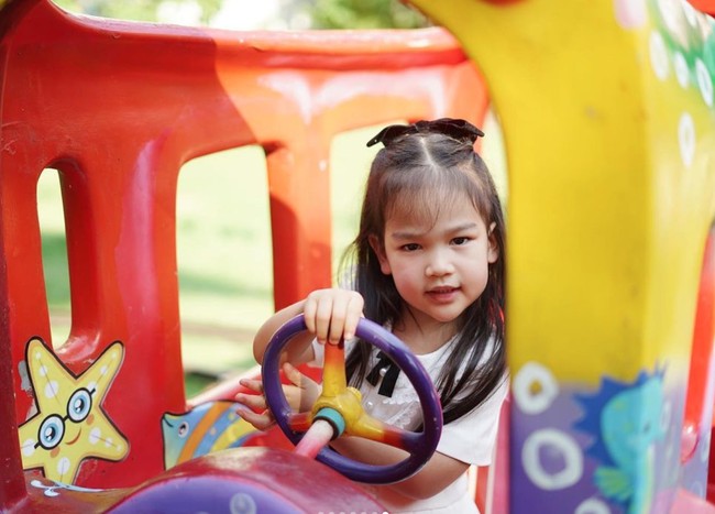 Lahir pada 30 Oktober 2020, Kelly kini sudah berusia 3 tahun. Parasnya yang cantik dan lucu pun tak kalah mencuri atensi. Foto: Instagram/@keziatoemion