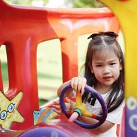 Lahir pada 30 Oktober 2020, Kelly kini sudah berusia 3 tahun. Parasnya yang cantik dan lucu pun tak kalah mencuri atensi. Foto: Instagram/@keziatoemion