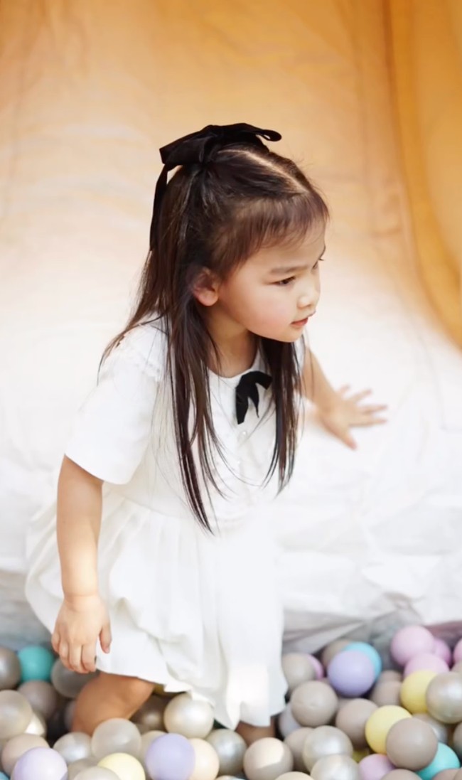 Perayaan pesta ulang tahun Kelly itu juga berisi berbagai permainan anak, seperti perosotan dan mandi bola. Kelly pun tampak ikut antusias menjajal berbagai permainan di pesta ultahnya. Foto: Instagram/@keziatoemion