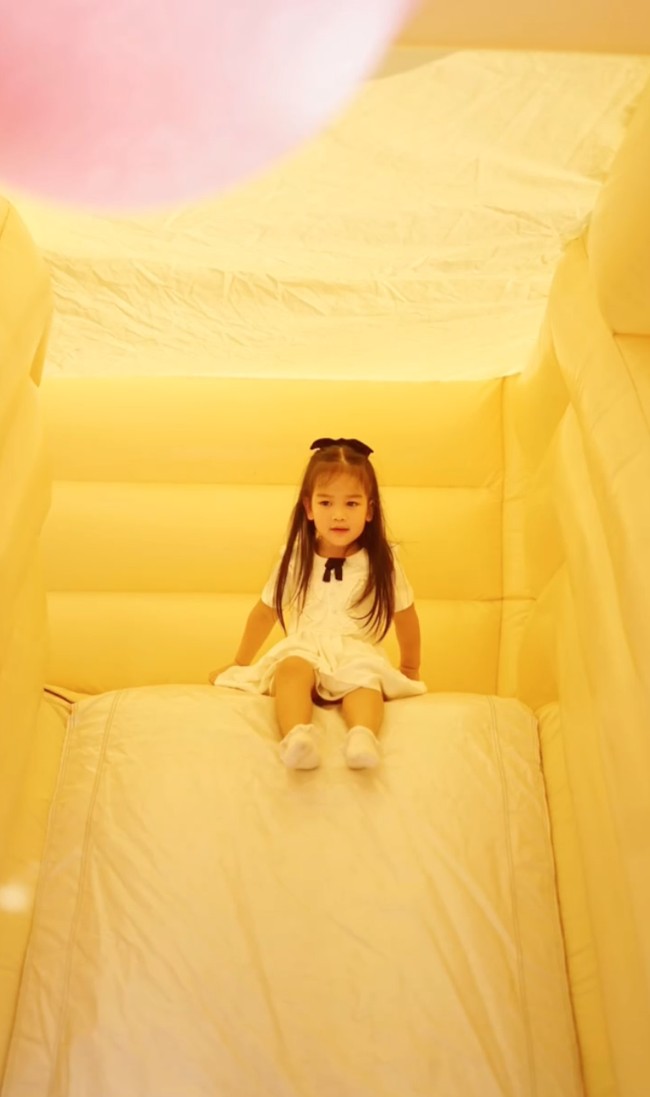 Potret saat Kelly naik perosotan di pesta ultahnya. Terlihat cucu Bambang Trihatmodjo itu begitu menikmati perayaan ulang tahunnya. Foto: Instagram/@keziatoemion