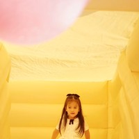 Potret saat Kelly naik perosotan di pesta ultahnya. Terlihat cucu Bambang Trihatmodjo itu begitu menikmati perayaan ulang tahunnya. Foto: Instagram/@keziatoemion