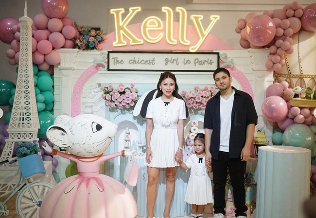 Cucu Bambang Trihatmodjo, Kelly baru saja berulang tahun yang ketiga. Untuk merayakannya, sang ibu, Kezia Toemion membuat pesta meriah bertema Paris. Foto: Instagram/@keziatoemion