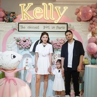 Cucu Bambang Trihatmodjo, Kelly baru saja berulang tahun yang ketiga. Untuk merayakannya, sang ibu, Kezia Toemion membuat pesta meriah bertema Paris. Foto: Instagram/@keziatoemion