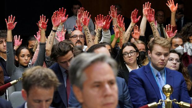 Anti-war protesters raise their 