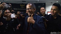 Setelah menjalani pemeriksaan oleh MKMK, tampak Saldi Isra mengangkat salam jempol kepada wartawan.