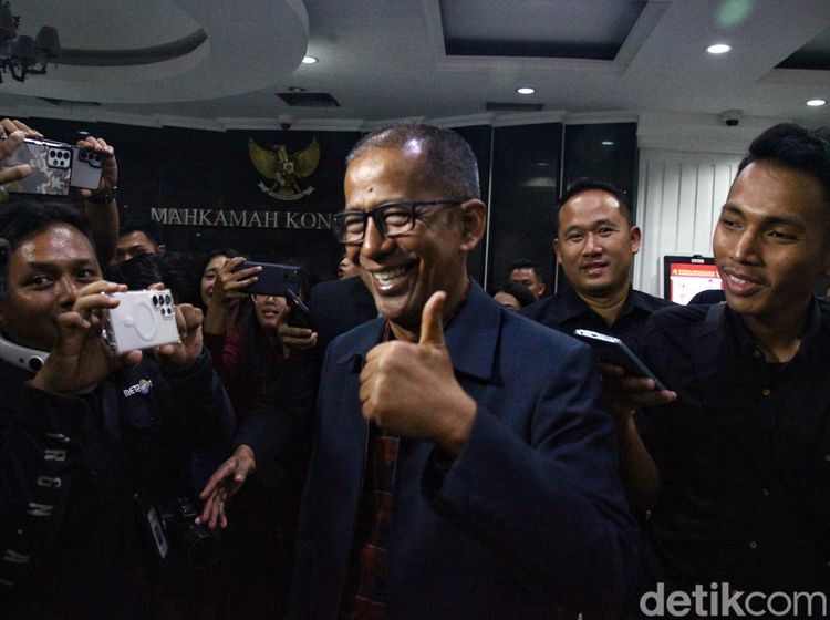 Usai Diperiksa MKMK, Saldi Isra Tertawa Lebar dan Beri Salam Jempol