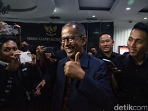 Usai Diperiksa MKMK, Saldi Isra Tertawa Lebar dan Beri Salam Jempol
