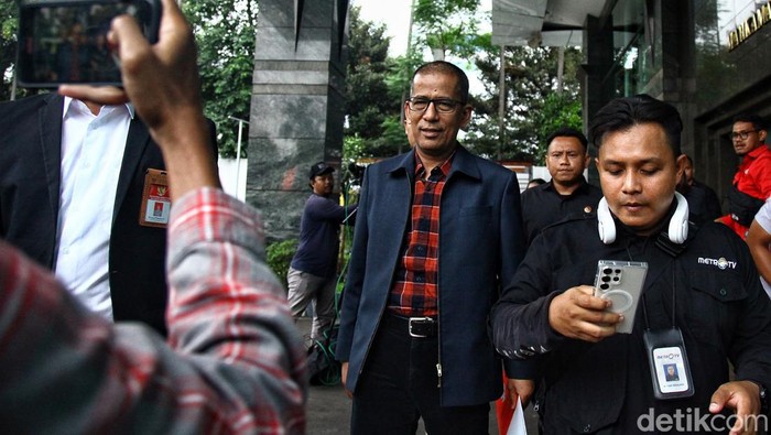 Usai Diperiksa MKMK, Saldi Isra Tertawa Lebar dan Beri Salam Jempol Hakim Konstitusi Saldi Isra memberi salam jempol usai diperiksa Majelis Kehormatan Mahkamah Konstitusi (MKMK) di Gedung MK di Jakarta, Rabu (1/11/2023).