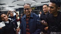 Majelis Kehormatan Mahkamah Konstitusi (MKMK) memeriksa sembilan Hakim Konstitusi secara tertutup terkait pelaporan etik Hakim Mahkamah Konstitusi dari masyarakat. 