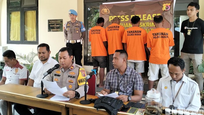 Wakapolres Manggarai Barat Kompol Budi Guna Putra memberikan keterangan pers kasus penyelundupan anak komodo di Polres Manggarai Barat (1/11/2023). (Ambrosius Ardin)