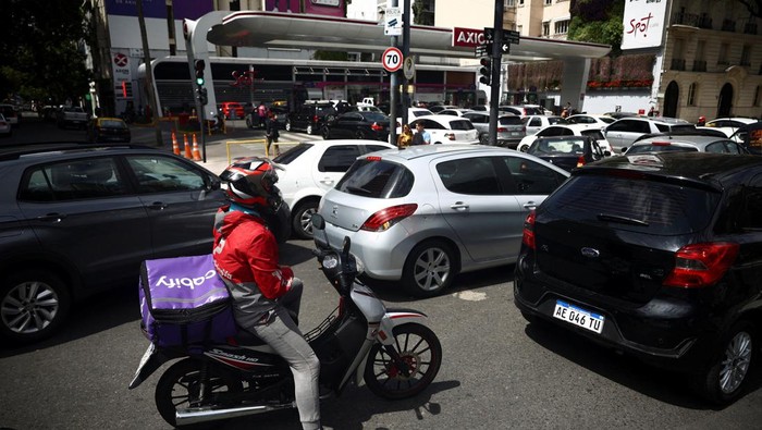 Warga Argentina Antre Panjang di SPBU Gegara Krisis BBM Makin Parah Drivers queue outside a gas station to try to fill up their tanks during a gasoline shortage in Buenos Aires, Argentina October 30, 2023. REUTERS/Tomas Cuesta