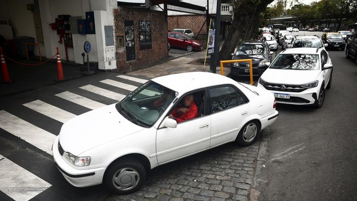 Warga Argentina Antre Panjang di SPBU Gegara Krisis BBM Makin Parah Drivers queue outside a gas station to try to fill up their tanks during a gasoline shortage in Buenos Aires, Argentina October 30, 2023. REUTERS/Tomas Cuesta