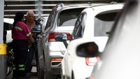 Negara di Amerika Selatan, yang merupakan produsen utama minyak dan gas serpih, telah mengalami kekurangan bensin dan solar sejak akhir pekan lalu karena masalah penyulingan dalam negeri dan kurangnya dolar telah menunda impor.  