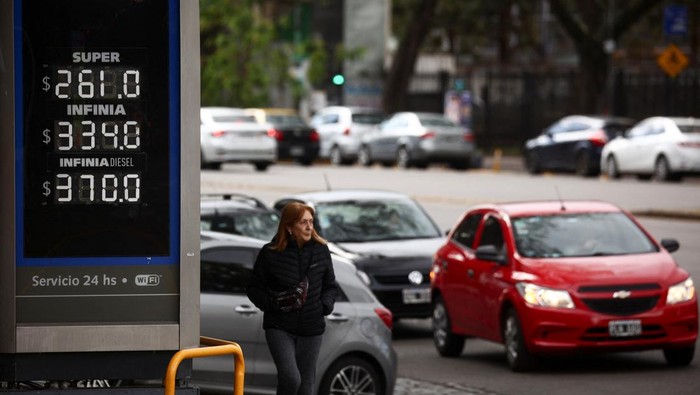 Drivers queue outside a gas station to try to fill up their tanks during a gasoline shortage in Buenos Aires, Argentina October 30, 2023. REUTERS/Tomas Cuesta