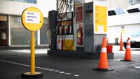 Stasiun pengisian bahan bakar nampak kosong dengan tanda-tanda yang menyatakan tidak ada lagi bahan bakar. Di tempat lain, terjadi antrian panjang dan beberapa penjualan dijatah.