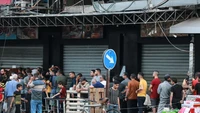 Dilansir dari Al Jazeera, Rabu (1/11/2023) kantor media pemerintah di Gaza mengabarkan bahwa sudah ada lebih dari 18.000 ton bahan peledak telah dijatuhkan di wilayah yang diblokade tersebut. Selama tiga minggu terakhir, “Setiap kilometer di Jalur Gaza menerima sekitar 50 ton bahan peledak”, ujar kantor media tersebut.  Foto: Abdelhakim Abu Riash/Al Jazeera