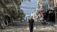 Warga Gaza sadar bahwa kehidupan harus terus berjalan, mereka bertekad untuk menjalaninya. Foto: Abdelhakim Abu Riash/Al Jazeera