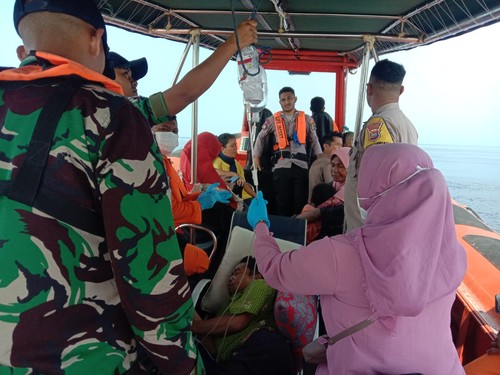 Warga kampung Komodo yang digigit komodo berbaring saat dievakuasi ke RS Siloam Labuan Bajo menggunakan kapal RIB milik Pos SAR Manggarai Barat, Rabu (1/11/2023) (Dok. Pos SAR Manggarai Barat)