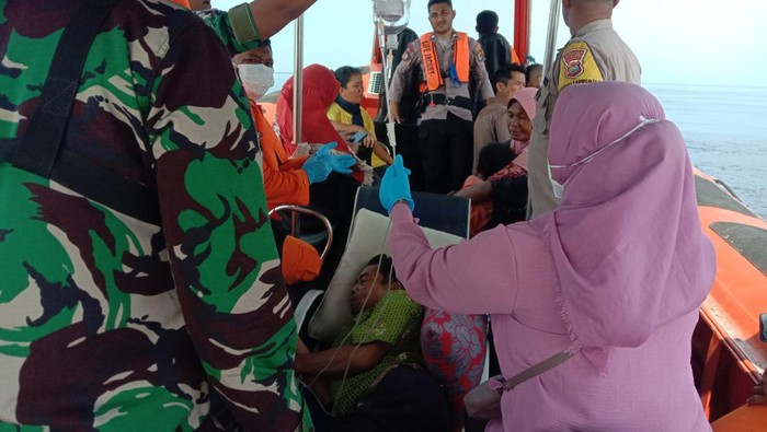 Warga kampung Komodo yang digigit komodo berbaring saat dievakuasi ke RS Siloam Labuan Bajo menggunakan kapal RIB milik Pos SAR Manggarai Barat, Rabu (1/11/2023) (Dok. Pos SAR Manggarai Barat)